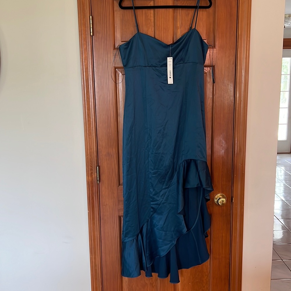 NWT. AQUA dress from Bloomingdales. Size XL. Smoke free home. Ruffle bottom.